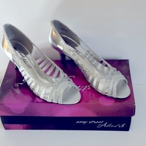 Ladies Alive 5 Easy Street shoes, silver sparkle size 6.5 M